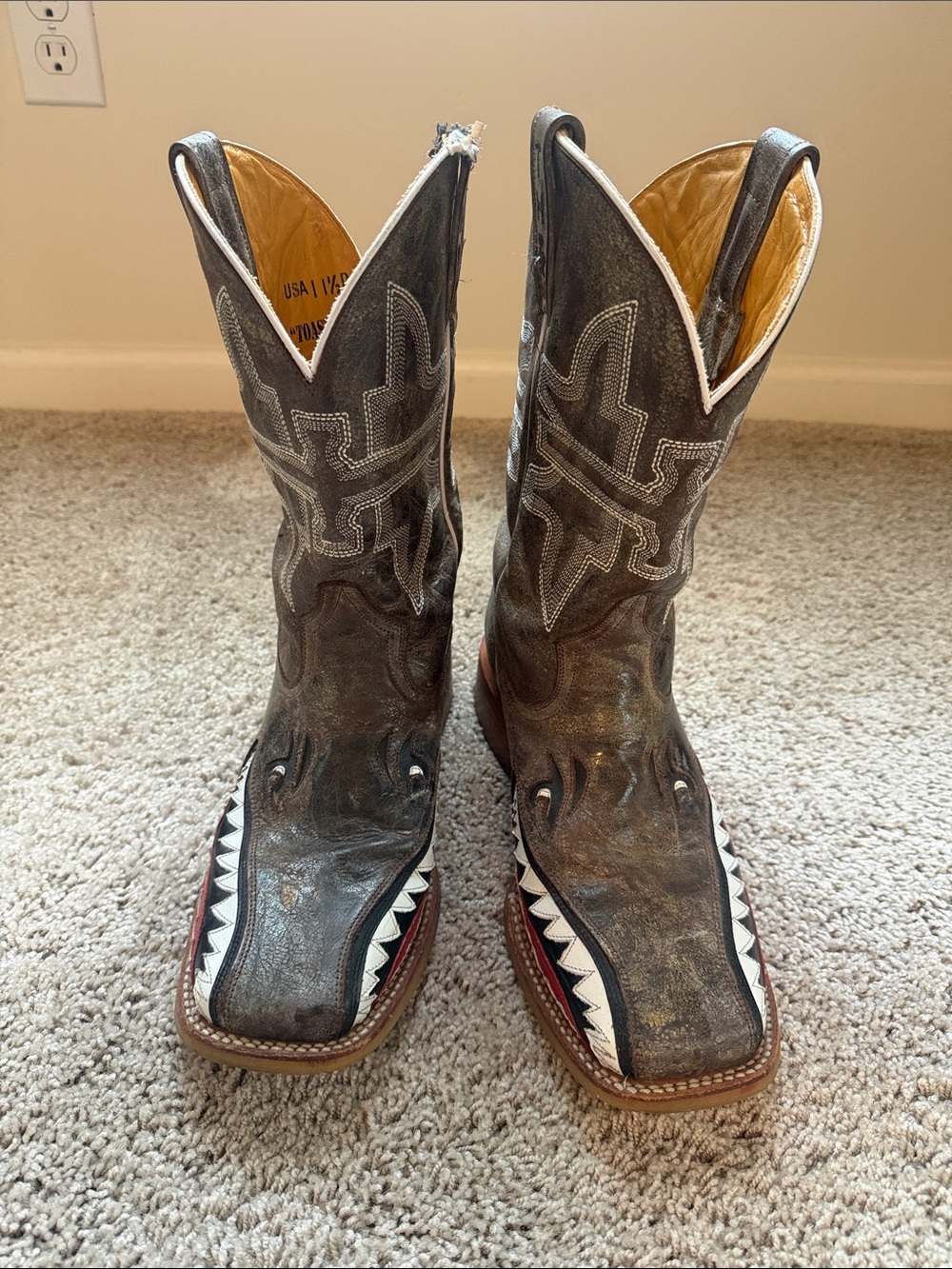 Tin Haul men’s shark boots